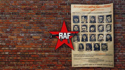 Ein Fahndungsplakat hängt an einer Backsteinmauer. Daneben das RAF-Logo.