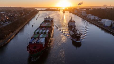 Reger Schiffsverkehr an der Kieler Schleuse des Nord-Ostsee-Kanals. 