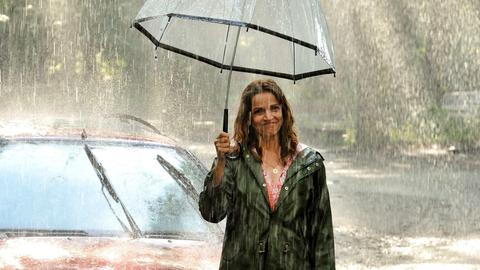 Eine Abkühlung von oben: Vera Mundt (Rebecca Immanuel) ist in sommerlicher Stimmung.