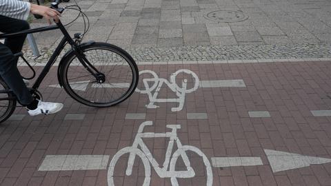 Ein Fahrradfahrer befährt den Radweg, der für beide Fahrtrichtungen gilt.