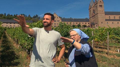  Steffen König und die Leiterin des Klosterweinguts der Abtei St. Hildegard Sr. Thekla.