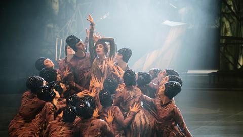 Die Tänzerinnen proben am Set von "Dämonen der Leidenschaft" in den Babelsberger Filmstudios.