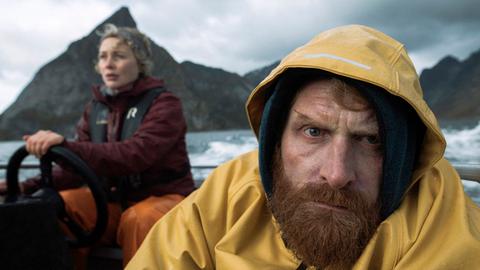 Der Schock sitzt tief: Ingrid (Rebekka Nystabakk) bringt ihren Schwager Eric (Kristofer Hivju) nach Hause.