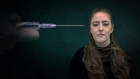 Angstpatientin Lucie neben einer Spritze 