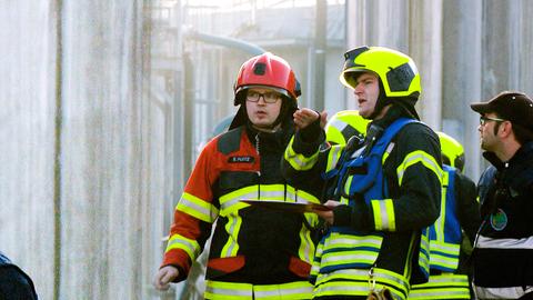 Chemieübung in Güstrow: Feuerwehrleute aus der Stadt und dem ganzen Umland kooperieren bei einem simulierten Notfall.