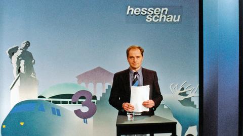 Seit 1986 ist Holger Weinert Reporter und Moderator der "Hessenschau" (Aufnahme aus den neunziger Jahren).