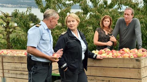 Nele (Floriane Daniel, r.) und ihr neuer Kollege Paul Schott (Tim Wilde, l.) ermitteln auf der Streuobstplantage von Vera (Fiona Coors, im HG l.) und Fred Romberg (Jochen Nickel, im HG r.).