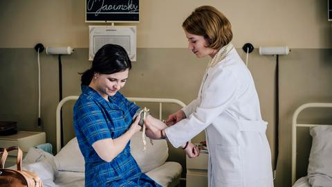 Krebspatientin: Ella (Nina Gummich, r.) nimmt der jungen Frau Jasinski (Natalia Rudziewicz, l.) ein letztes Mal Blut ab.
