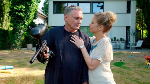 Vorstadtweiber (Folge 30): Hadrian (Bernhard Schir, links) wirft Vanessa (Hilde Dalik, rechts) endgültig aus dem Haus. Da hilft es ihr auch nichts, sich an ihn anzuschmiegen, seine Entscheidunbg steht.