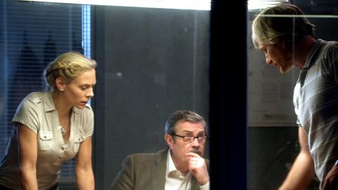 Maria Wern (Eva Röse) versucht mit ihren beiden Kollegen Hartmann (Allan Svensson, Mitte) und Ek (Ulf Friberg) einen rätselhaften Mord aufzuklären.