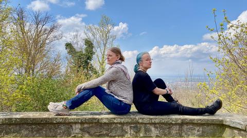 Schwierige Zeiten für die alleinerziehende Logopädin Katrin (43). Ihre 20-jährige Tochter Anna ist an einer schweren Depression erkrankt. Schon mit 13 Jahren hatte Anna eine Essstörung und verletzte sich selbst. Nun ist sie in einer Psychiatrie. Wie gelingt es der Mutter, damit umzugehen und sich von Zweifeln und Vorwürfen nicht selbst zu zerstören? Ein Film, der trotz aller Schwere Mut macht.