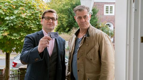 Lars (Ingo Naujoks, l.) und Finn (Sven Martinek, r.) bitten um Einlass.