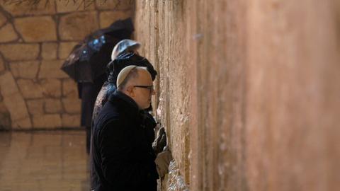 Jüdischer Protagonist Gabriel Strenger an der Klagemauer. Gabriel Strenger meditiert am liebsten abends an der Klagemauer, wenn dort kaum Menschen anzutreffen sind.