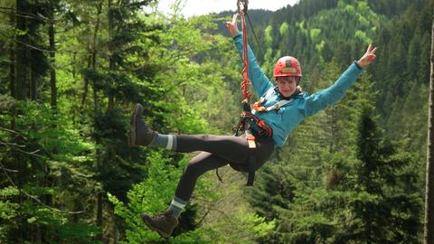 Reporterin Nina Heins an einer Zipline.