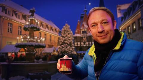 Moderator Tobi Kämmerer auf dem Weihnachtsmarkt in Michelstadt.