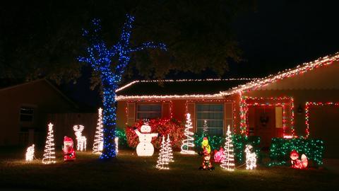 Ein weihnachtlich beleuchtetes Haus.