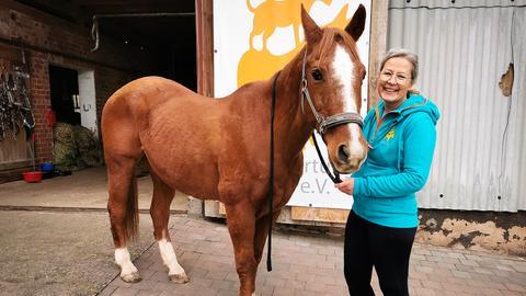 Die Tierretterin Silke Gramatzki mit einem Pferd.