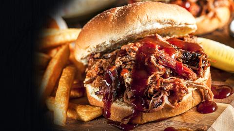 Pulled Pork-Burger mit Pommes