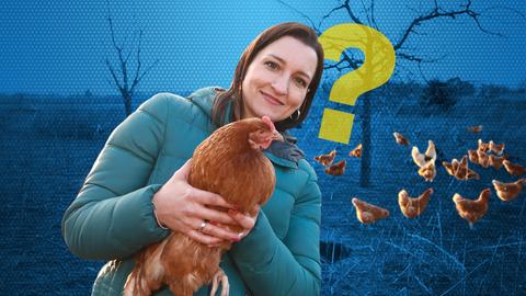 Julia Tzschätzsch hält ein Huhn in der Hand.