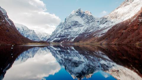 See mit eisigen Bergen im Hintergrund.