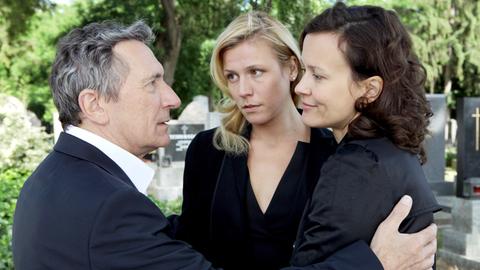 Stanislaus Benk (Rudolf Kowalski, l.) hat Alzheimer. Er hat beschlossen, sich mit einer von ihm selbst inszenierten Begräbnis-Feier aus dem Leben zu verabschieden. Im Bild mit seiner zweiten Frau Sophie Benk (Martina Stilp, r.) und seiner Tochter Helena (Franziska Weisz, M.).