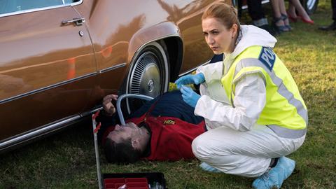 Pathologin Gina (Cristina Serban Ionda) ermittelt die Todesursache von Charlie Baxter (Chris Hobbs).