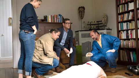  Der Heilpraktiker Knut Mendel (Oliver Bode, liegend) ist in seiner Praxis mit einem Dolch ermordet worden. V.l.n.r. Nina Weiss (Julia Schäfle), Finn (Sven Martinek), Lars (Ingo Naujoks), Dr. Strahl (Christoph Tomanek)