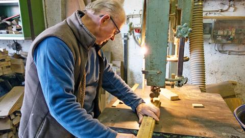  Nicht auf jedes Fass passt auch derselbe Deckel. Deshalb nimmt Alfred Krogemann genau Maas, bevor er die passenden Holzteile für einen Deckel zurecht sägt.
