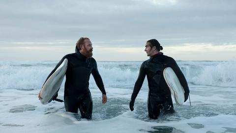 Eric (Kristofer Hivju, li.) ist das Vorbild seines Surfschülers Lukas (Marlon Valdés Langeland).