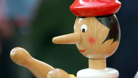 Ein Pinocchio-Holzfigürchen mit langer Nase.