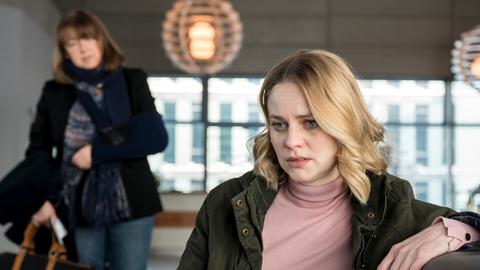 Judith Kronberg (Henrike Fehrs, r.) ist schockiert, als ihre Mutter Carola Kronberg (Ingrit Dohse, l.) das Krankenhaus gegen ärztlichen Rat verlassen will.