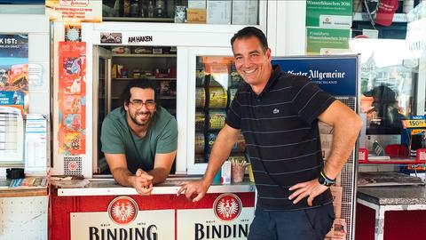 Vertauschte Rollen: Reporter Davide Di Dio (li.) als Kioskverkäufer, Besitzer Piere spielt den Kunden. 