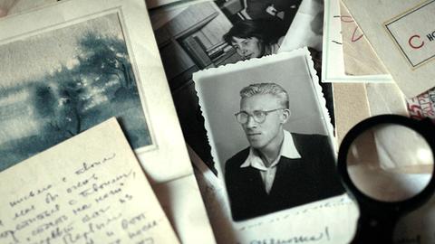 Fotografie und Brief des Vaters Sandar Valiulin unterm Vergrößerungsglas
