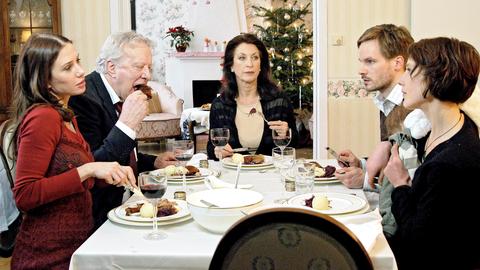 Eine Familie beim Weihnachtsmahl.