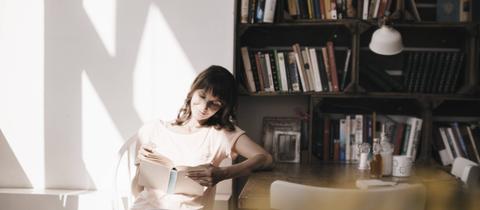 Eine Frau liest ein Buch.