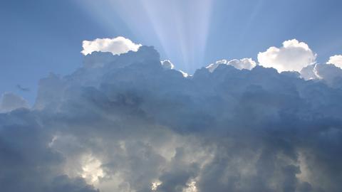 Haufenwolken mit Sonnenstrahlen