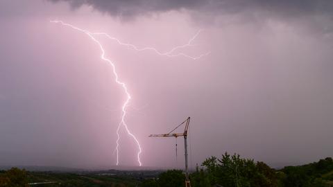 Ein Blitz schlägt am Morgen bei einem Gewitter im Taunus nordwestlich von Eltville am Rhein im Rheingau-Taunus-Kreis ein (Archivbild).