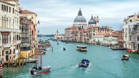Canal Grande in Venedig mit Blick auf die Barockkirche Santa Maria della Salute.