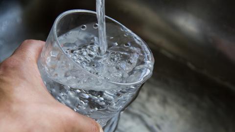 Glas mit Leitungswasser