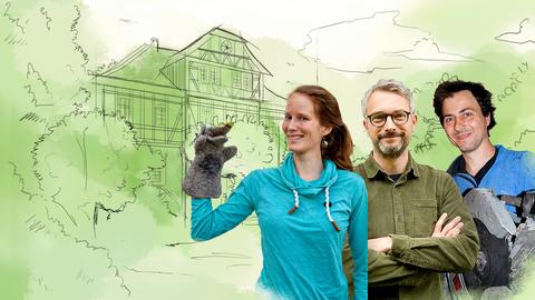 Die Bewohner:innen Maike, Philipp und Marcel lachend vor einer aquarellierten Skizze ihres Hofguts in Frielendorf in Nordhessen.