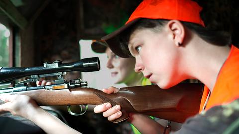Üben mit der ungeladenen Waffe: Helena (rechts) ist 16 Jahre alt. Sie will Jägerin werden. Neben ihr auf dem Hochsitz sitzt Lilli Schulte (22), Jägerin und Helenas Mentorin.