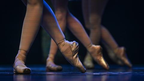 Ballerina in Spitzenschuhen.