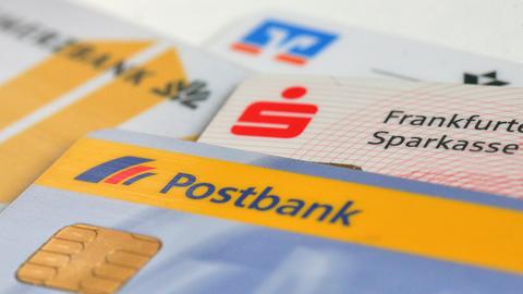 Bankkarten für Girokonten unter anderem von Postbank und Sparkasse