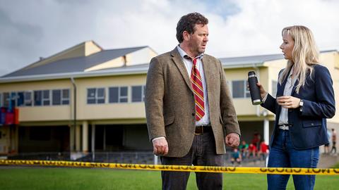 Detective Mike Shepherd (Neill Rea, re.) und seine Assistentin Kristin Sims (Fern Sutherland) bei der Ermittlung. 
