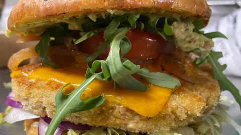 Ein üppig belegter Veggie-Burger von "The Butcher's".