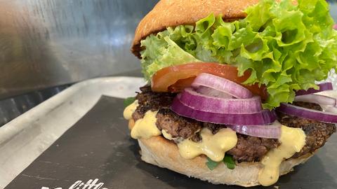 Ein üppig belegter Teriyaki-Burger von "Little Beach".
