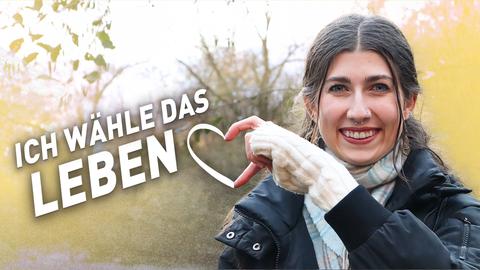Sofia aus Marburg formt mit ihrer Hand ein halbes Herz - der andere Teil steht symbolisch für das Leben. Text: Ich wähle das Leben  
