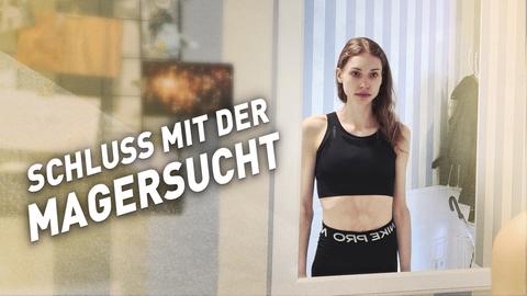 Protagonistin Lena steht im Sportoutfit vor dem Spiegel.