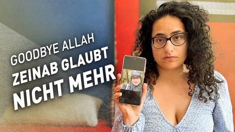 Protagonistin Zeinab hält ein Handyfoto von ihr in die Kamera.