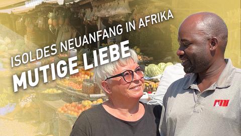 Isolde und Jones blicken sich in die Augen. Sie stehen auf einem Markt in Uganda.